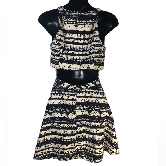 Black n White Aztec Style Dress - Picture 3 of 6